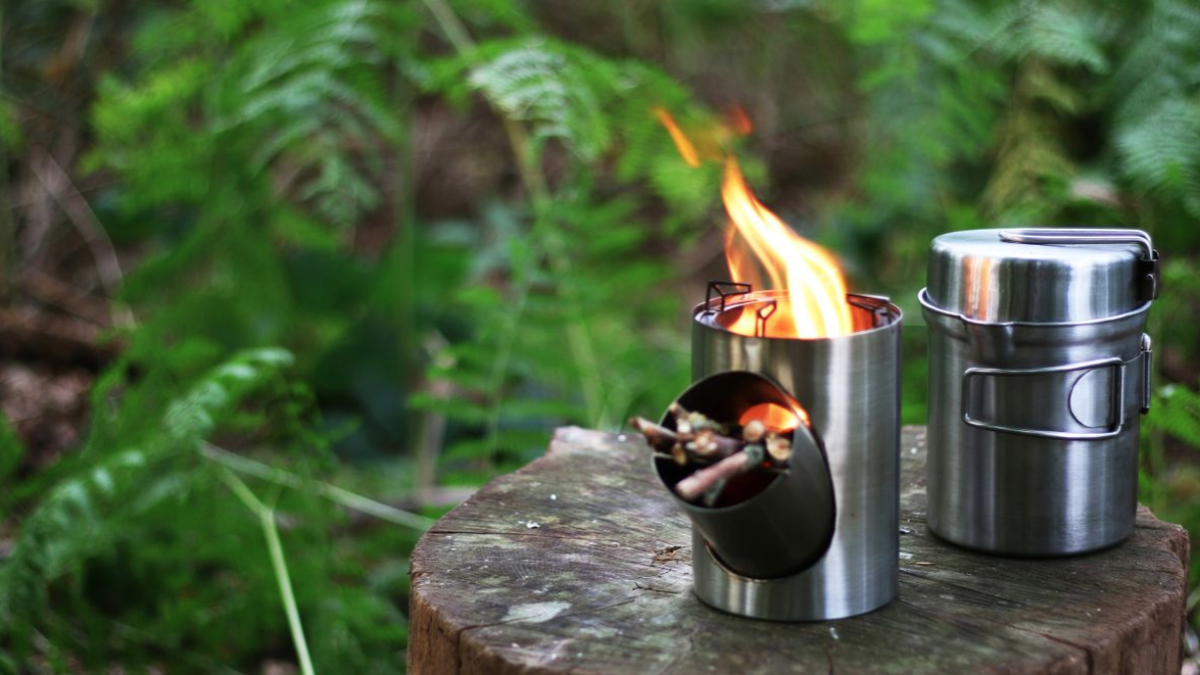 Kombuis portable camp stove feeds itself twigs for fuel